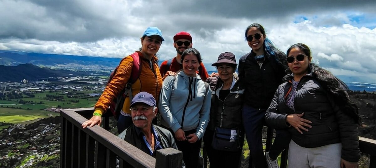 El equipo de YamaAgro en un mirador, con el valle de La Mesa al fondo